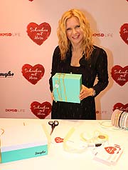 Veronica Ferres schmückte  Weihnachtsgeschenke zugunsten DKMS LIFE bei Douglas Theatinerstr (©Foto: Martin Schmitz)